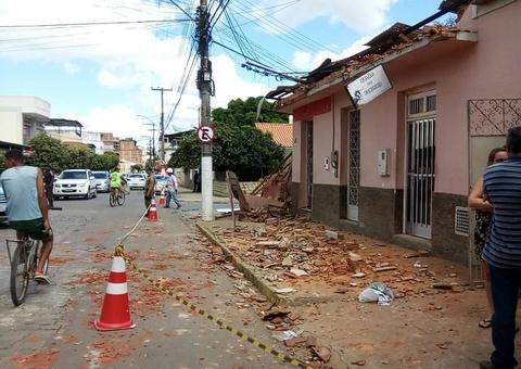 Acidente: Durante tentativa de pouso, helicóptero atinge três residências 