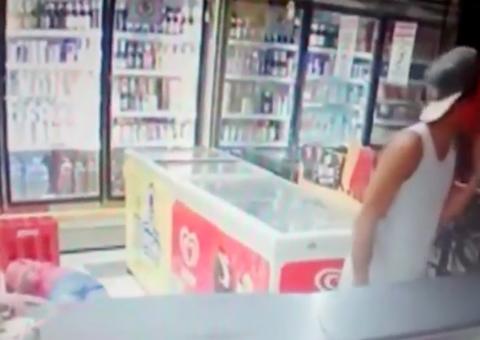 Fantasiado de herói dos Vingadores, homem assalta padaria com arma de guerra