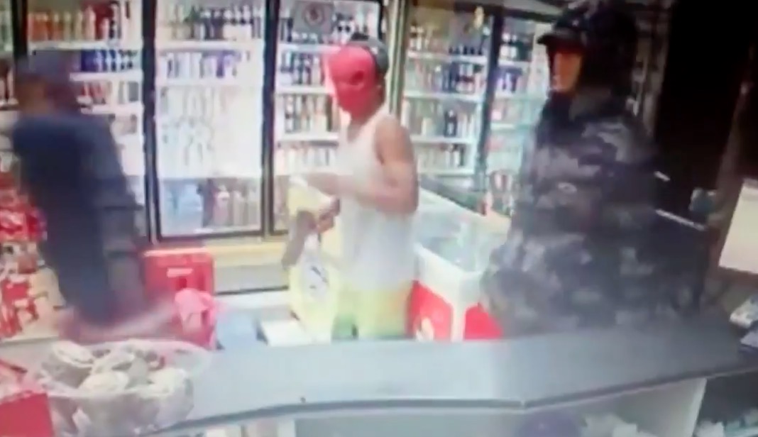 Fantasiado de herói dos Vingadores, homem assalta padaria com arma de guerra