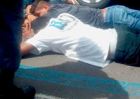 Trio é preso após assaltar loja e trocar tiros com a polícia em avenida de Manaus