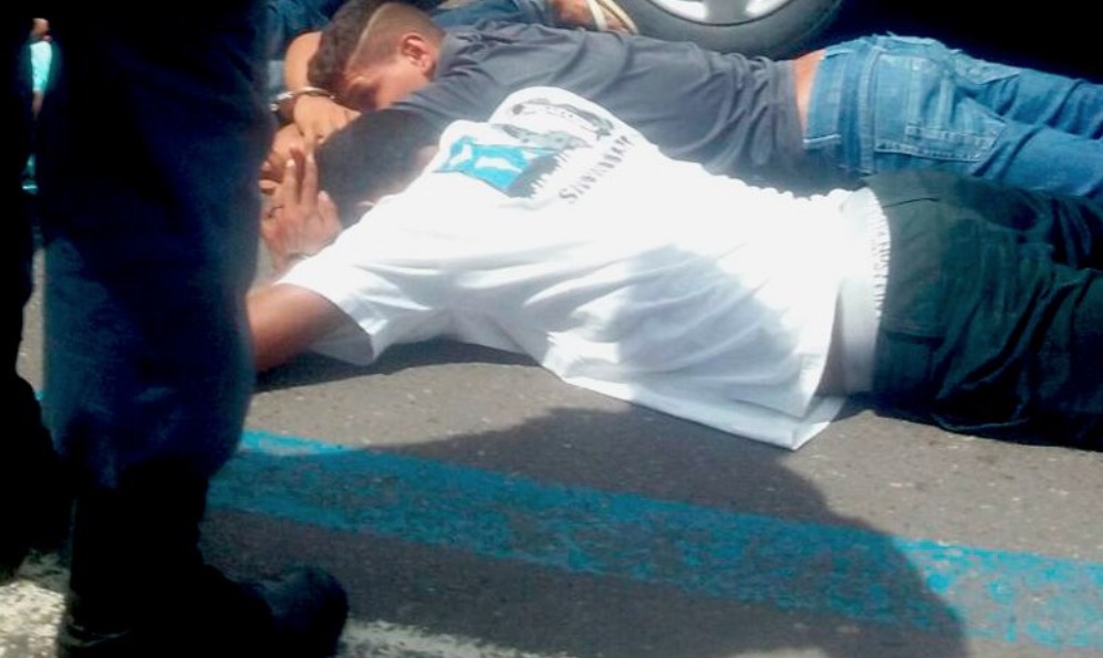 Trio é preso após assaltar loja e trocar tiros com a polícia em avenida de Manaus