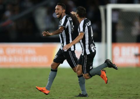 Com golaço de Gilson nos acréscimos, Botafogo vence primeira no Brasileiro