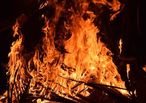 Homem é preso em investigação de incêndio que matou seus dois filhos carbonizados