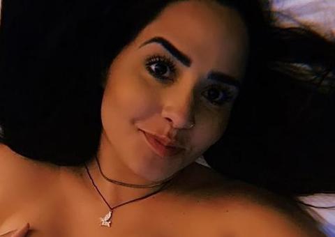 Ex-cantora gospel, Perlla exibe decote profundo só de lingerie