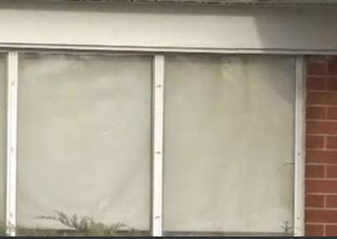 Idosa é encontrada deitada com corpo de marido em decomposição