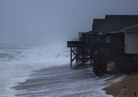 Menino de 4 anos é engolido por onda gigante enquanto brincava na praia