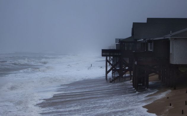 Menino de 4 anos é engolido por onda gigante enquanto brincava na praia