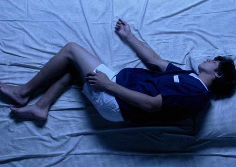 Tem pernas inquietas? Isso pode indicar algo mais sério que você imagina