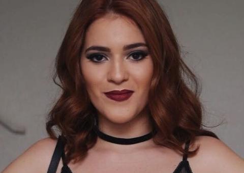 Ex-BBB Ana Clara causa com look ousado de seios de fora