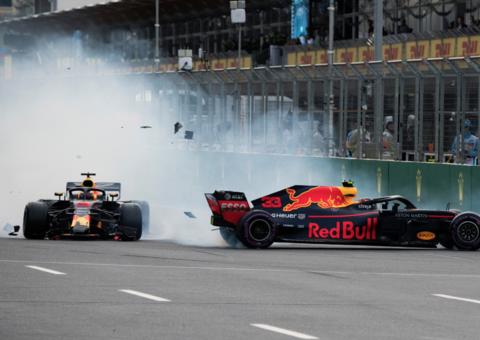 Vettel erra, Bottas perde pneu no fim e Hamilton vence no Azerbaijão