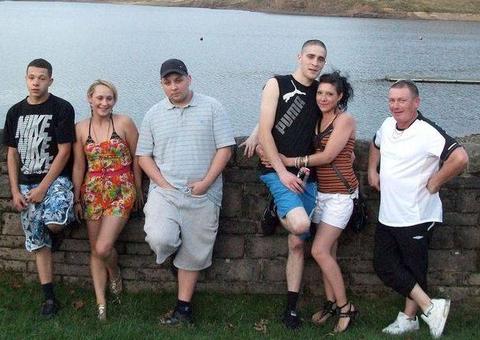 Detalhe misterioso em foto chama atenção e rapaz morre anos depois