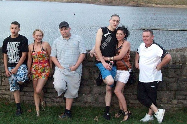 Detalhe misterioso em foto chama atenção e rapaz morre anos depois