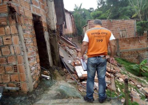 Parte de residência desaba e bueiro rompe após forte chuva em Manaus