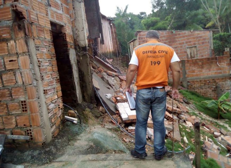 Parte de residência desaba e bueiro rompe após forte chuva em Manaus
