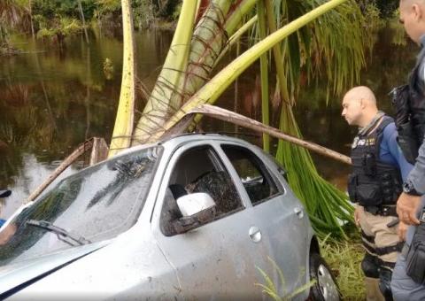 Três ficam presos às ferragens após carro colidir com árvore em estrada do Amazonas