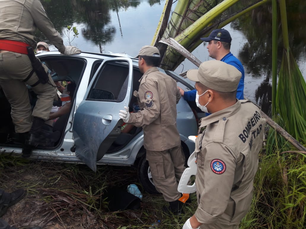 Três ficam presos às ferragens após carro colidir com árvore em estrada do Amazonas