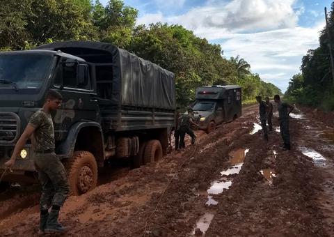 Exército conclui resgate de 27 passageiros de ônibus atolado na BR-319