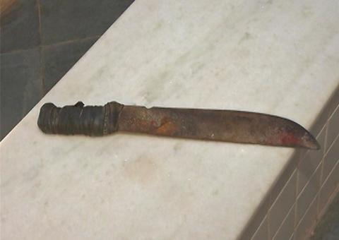 Para defender mãe, filhos agridem padrasto com terçado em Manaus