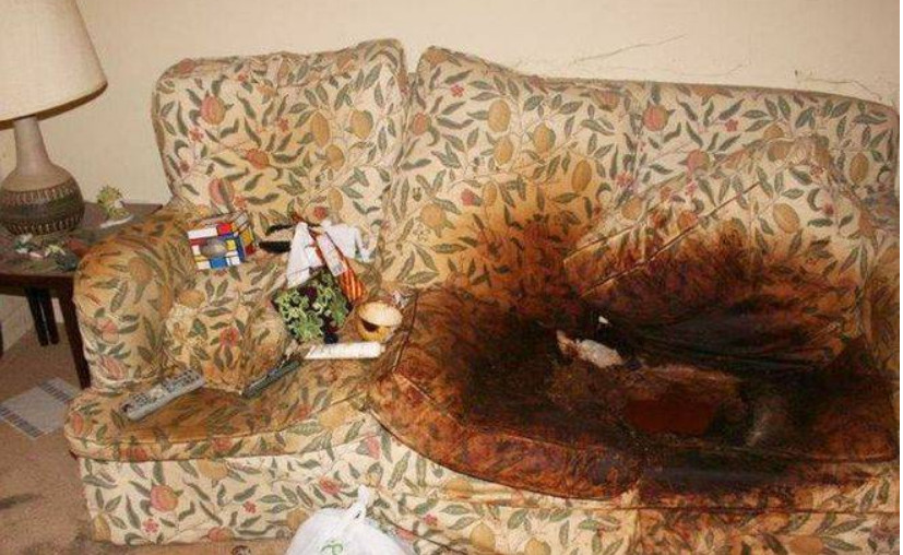 Filha deixa mãe presa em sofá com fezes e sem trocar roupa por 10 anos; Imagem chocante