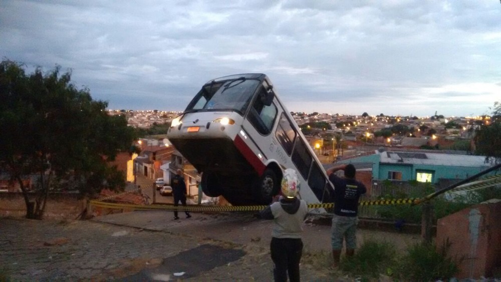 Ônibus desgovernado despenca de barranco e cai sobre casa de família