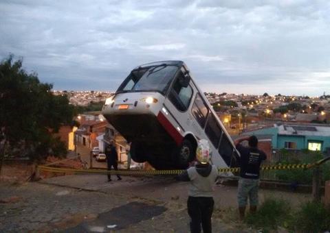 Ônibus desgovernado despenca de barranco e cai sobre casa de família