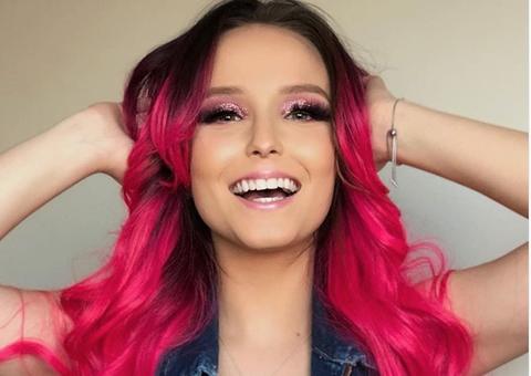 Larissa Manoela radicaliza e surge com cabelo diferente