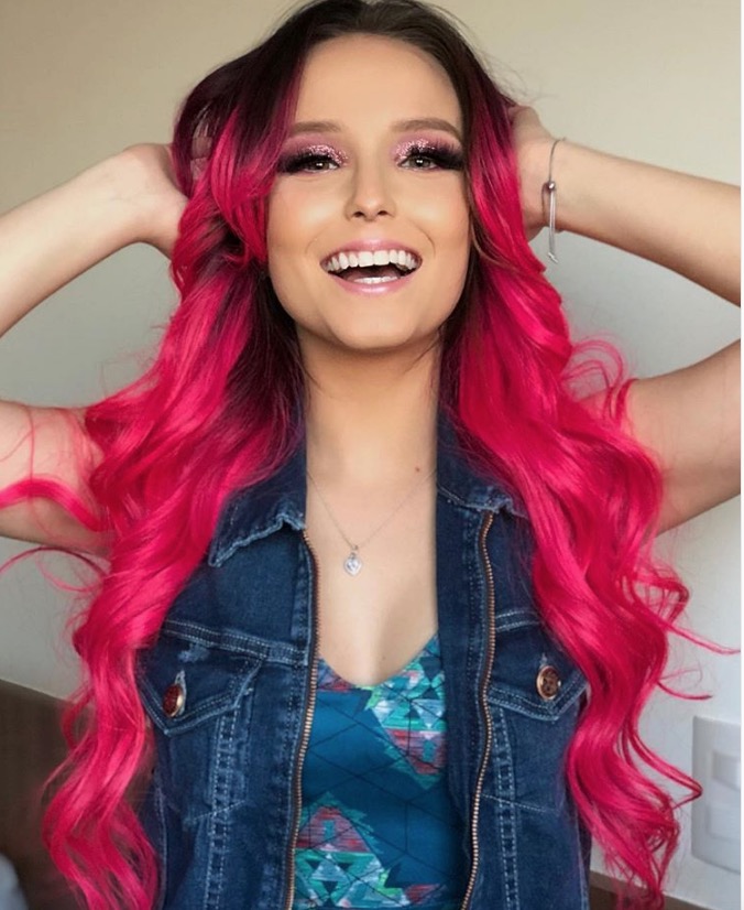 Larissa Manoela radicaliza e surge com cabelo diferente