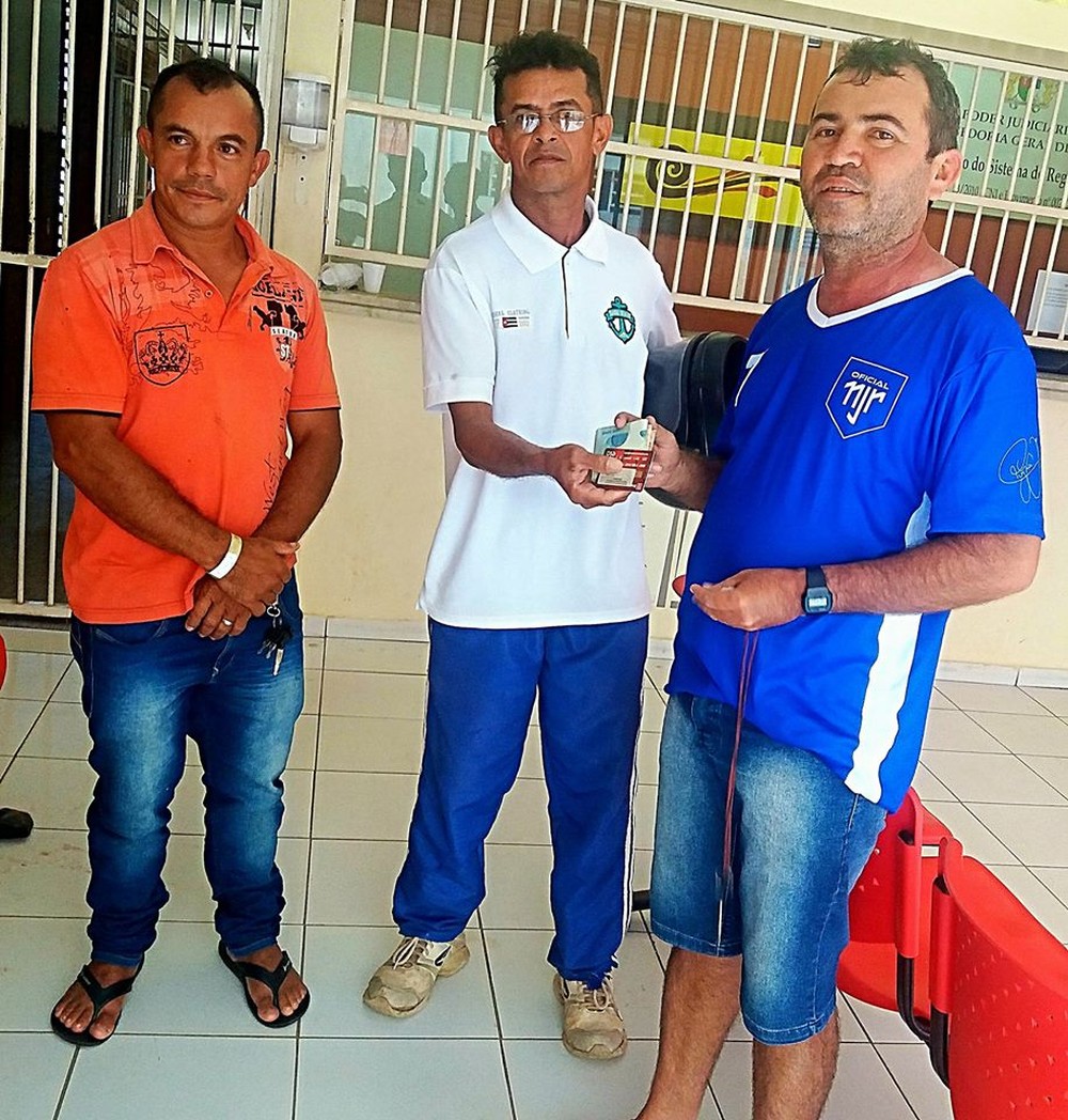 Carpinteiro acha R$ 2 mil e procura dono por quase um mês 