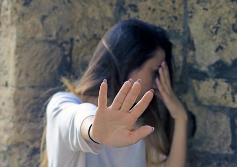 Mulher sofre estupro coletivo em prédio abandonado 