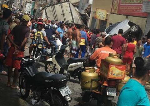 Caminhão desgovernado mata mãe e filho de 2 anos 