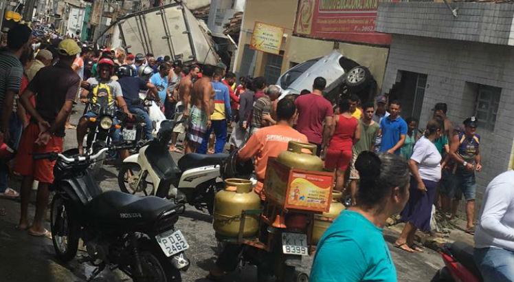 Caminhão desgovernado mata mãe e filho de 2 anos 