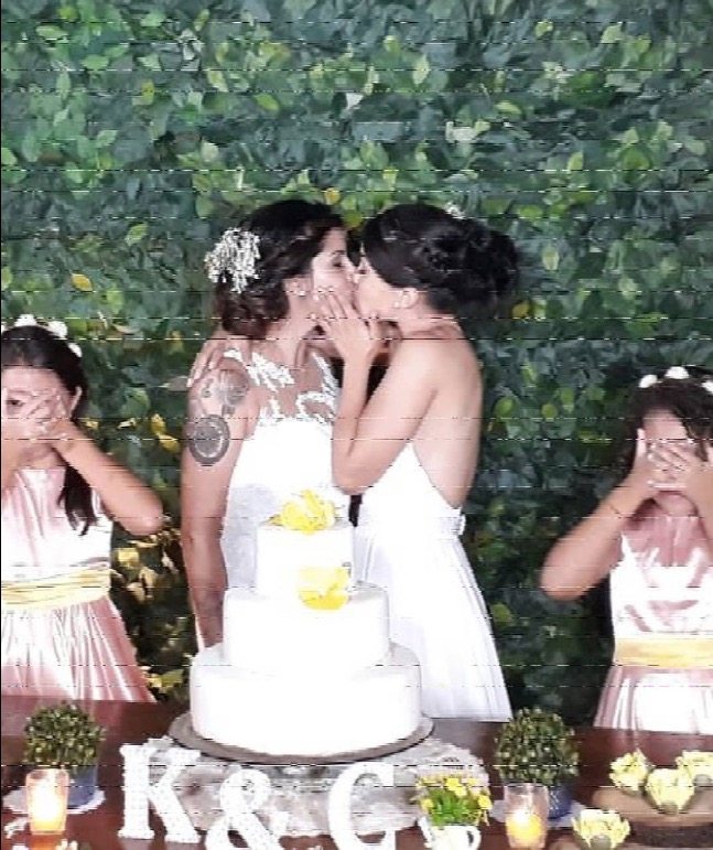 Bailarina do Faustão se casa com namorada em cerimônia com pastor gay