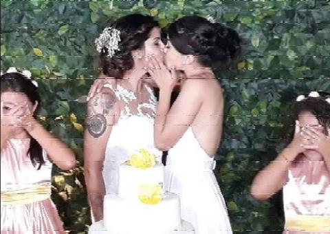 Bailarina do Faustão se casa com namorada em cerimônia com pastor gay