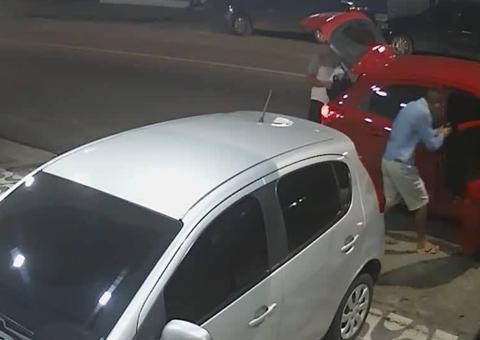 Câmeras flagram bandidos rendendo grupo de amigos e roubando carro em Manaus