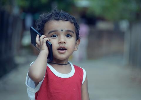 Ouvir a voz da mãe por telefone causa a mesma sensação de ganhar um abraço