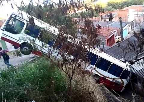 Adolescente furta ônibus, despenca sobre casa e apanha de moradores