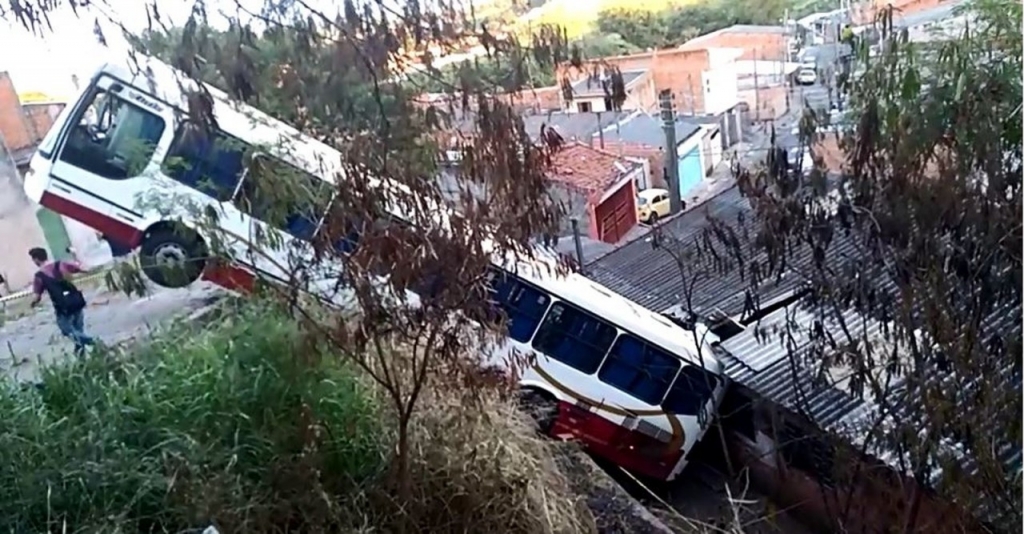 Adolescente furta ônibus, despenca sobre casa e apanha de moradores