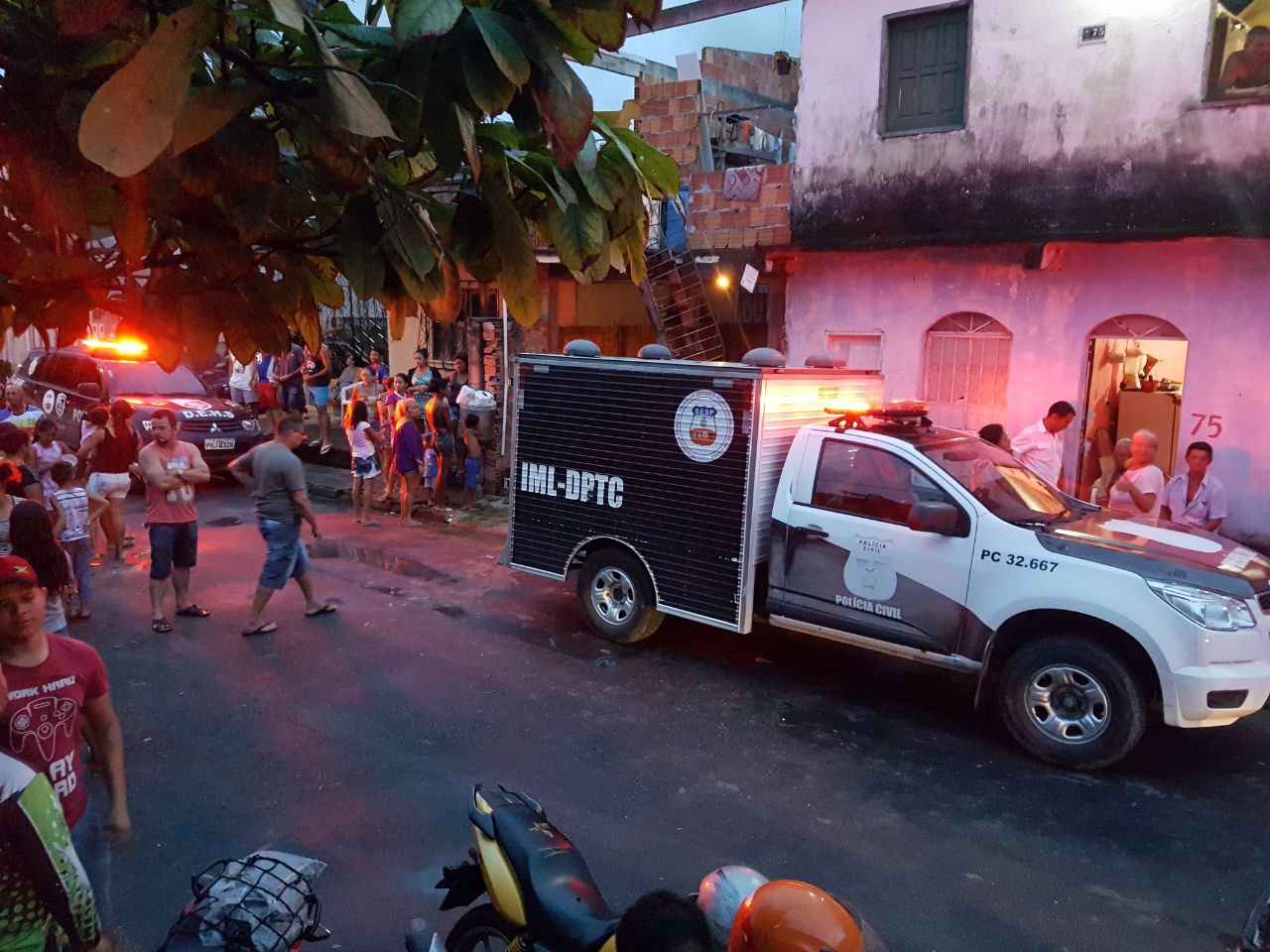 Bandidos invadem casa para roubar e matam homem cruelmente com fio elétrico em Manaus