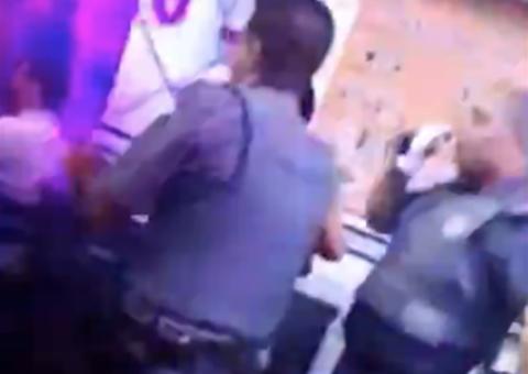 De farda e armados, PMs são flagrados em forró no Centro de SP