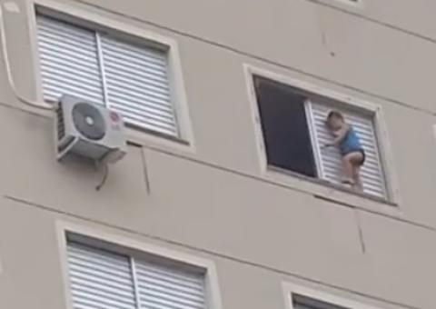 Criança é flagrada andando do lado de fora de janela de prédio