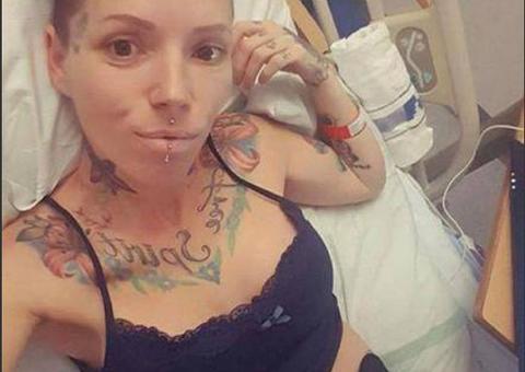 Mulher passa dez anos sem poder sentar por causa de doença