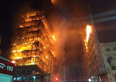Parte de prédio desaba durante incêndio no centro de São Paulo