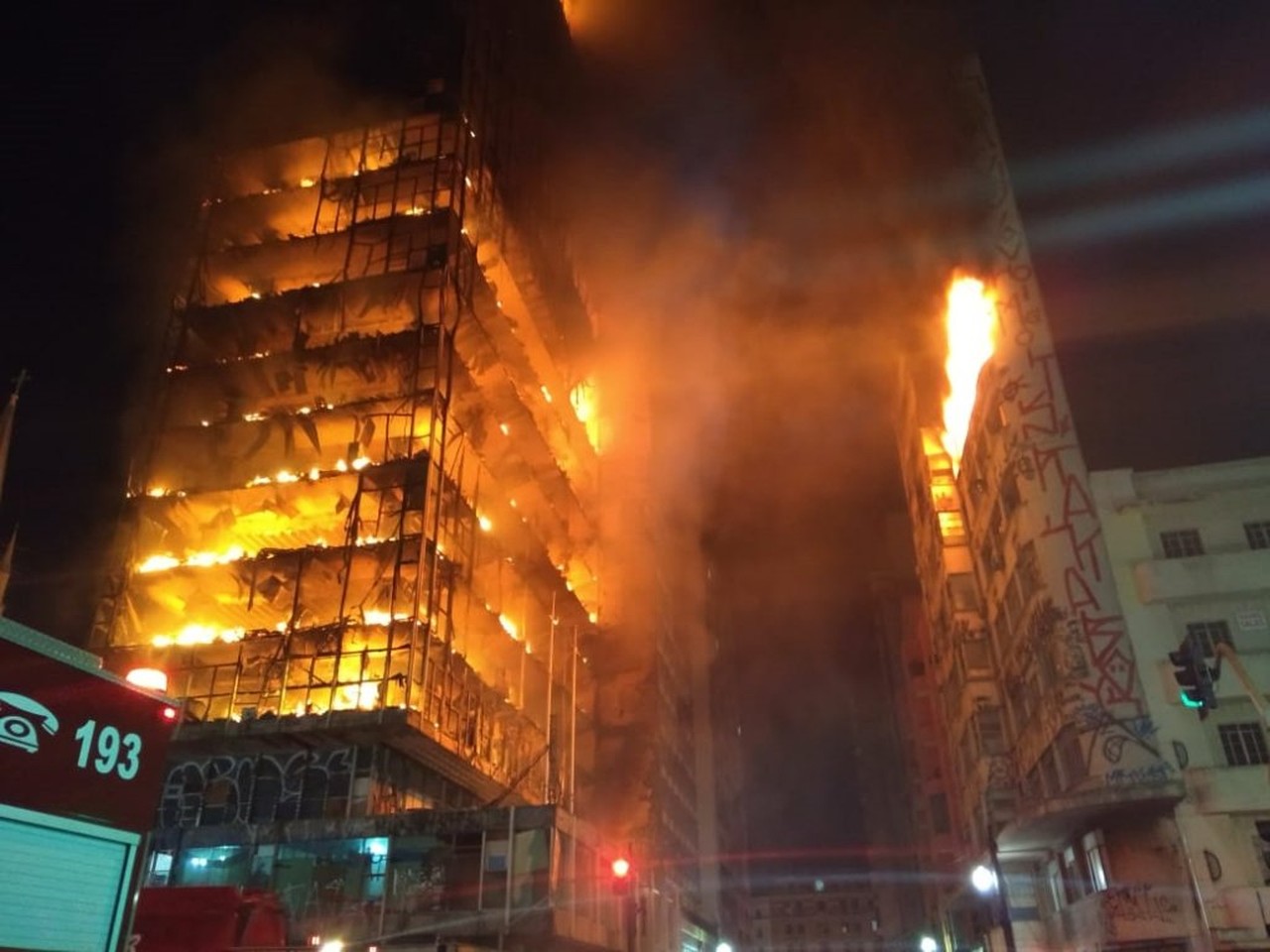 Parte de prédio desaba durante incêndio no centro de São Paulo