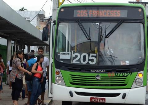 Armado com faca, trio acaba preso após assaltar ônibus em Manaus 