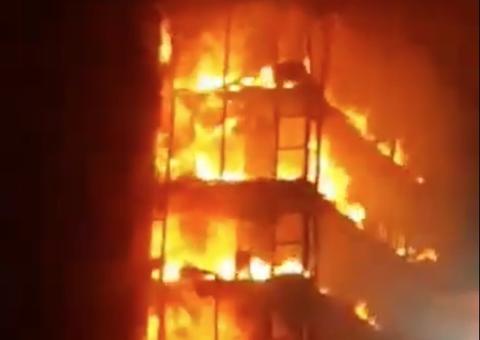 Prédio em chamas desaba com homem prestes a ser resgatado em São Paulo