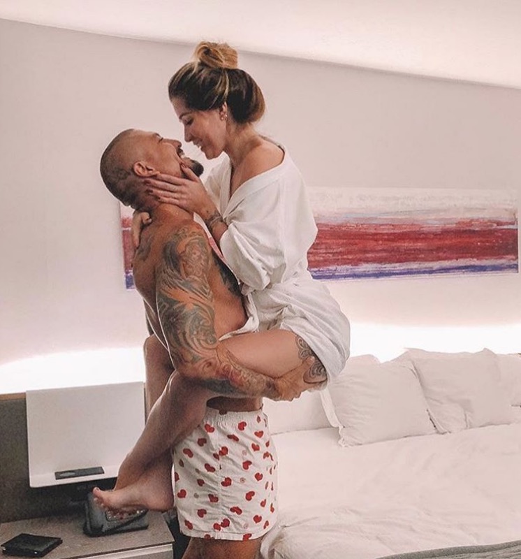 Ex-bbbs Fernando Medeiros e Aline Gotschalg reatam casamento e postam foto caliente