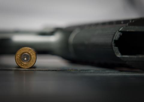 Durante briga por traição, cabo da PM atira contra própria cabeça e atinge esposa