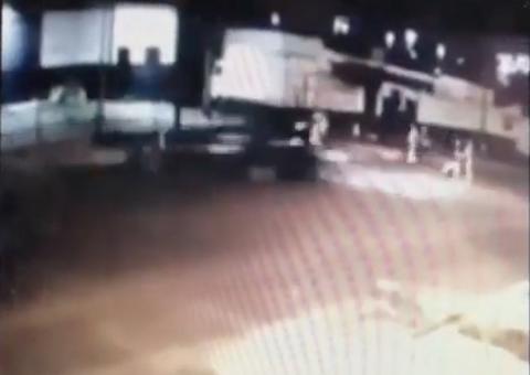 Motorista invade contramão em alta velocidade e atropela grupo de amigos em Manaus