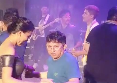 Sinésio se dá mal ao tentar dançar com mulher maior que ele, veja