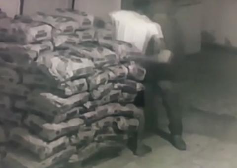 Homem tenta tirar arma de amigo durante briga e acaba morto a tiros